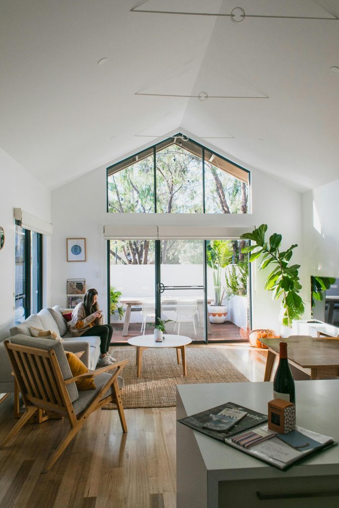 Smart home decor ideas on a budget for a stylish and modern living room